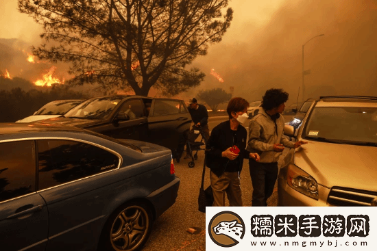 洛杉磯大火大量豪車被遺棄路邊！消防用鏟車開路