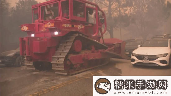 洛杉磯大火大量豪車被遺棄路邊！消防用鏟車開路